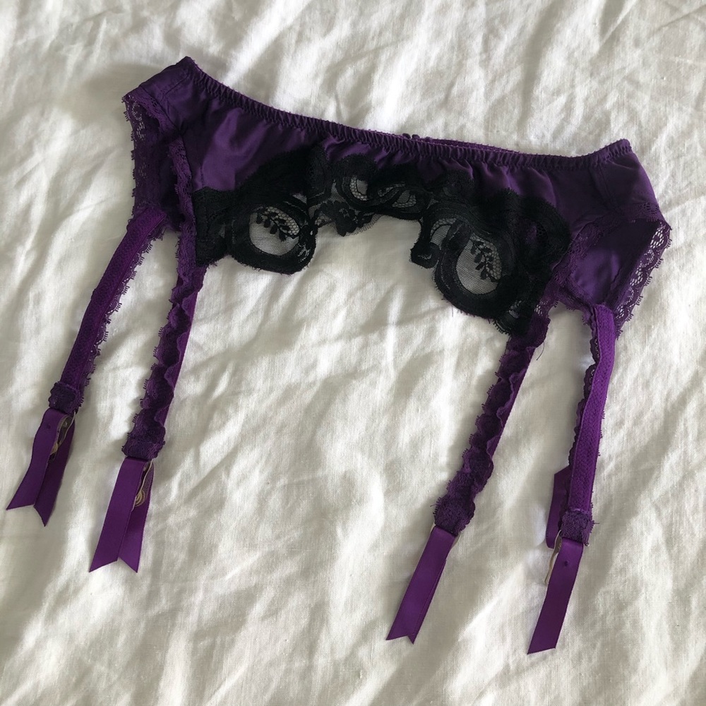 VICTORIAS SECRET/ purple + black lace vintage garter belt